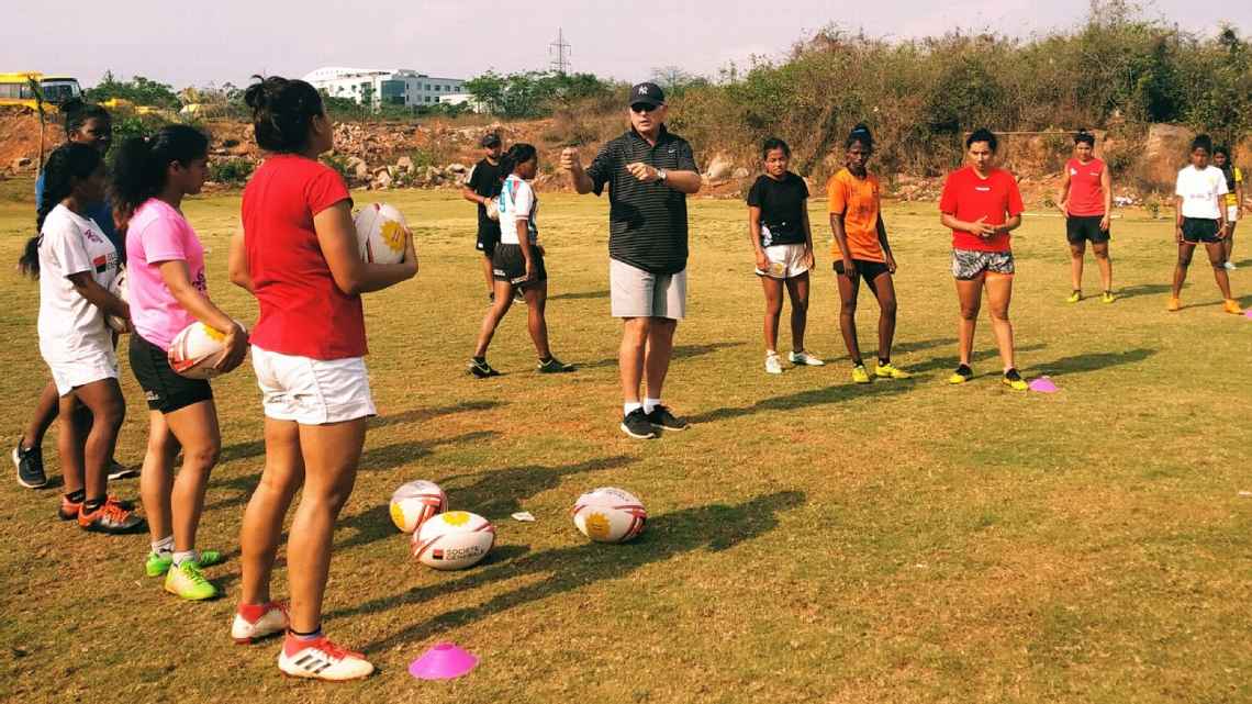 Naas Botha in conversation with members of the Indian women’s rugby squad